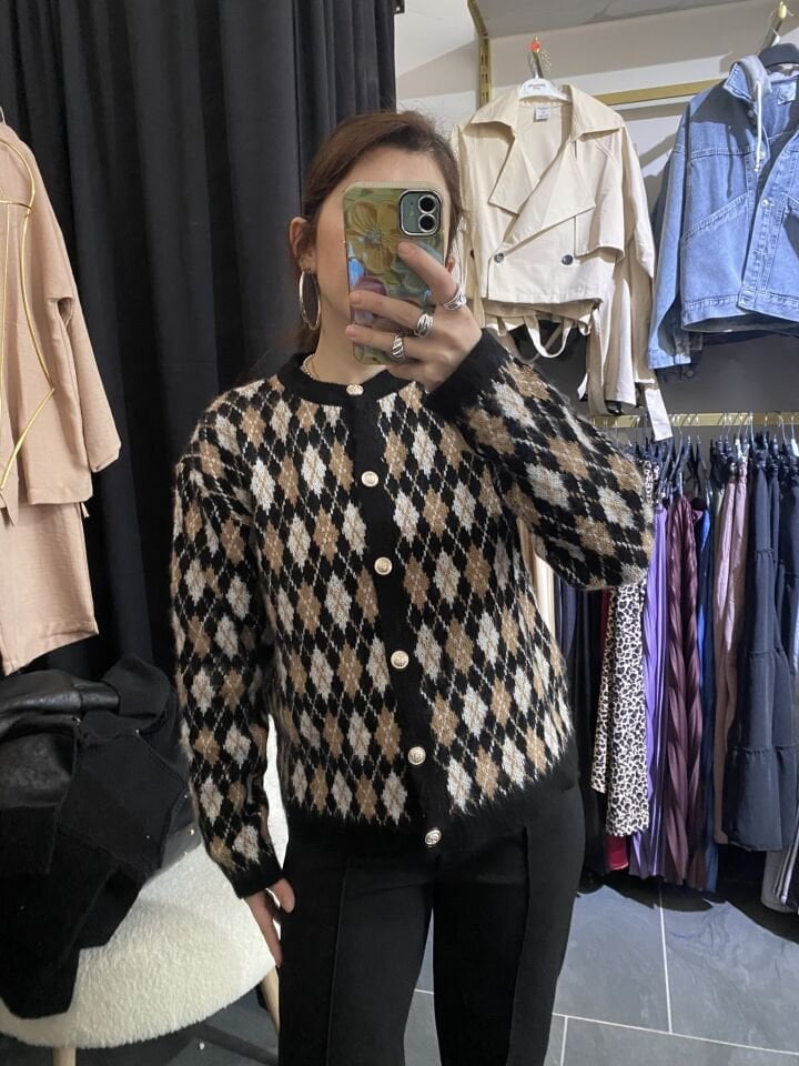SİYAH BAKLAVA DESEN TRİKO HIRKA