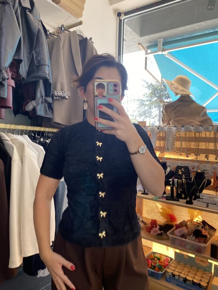 SİYAH GOLD DÜĞMELİ TRİKO HIRKA