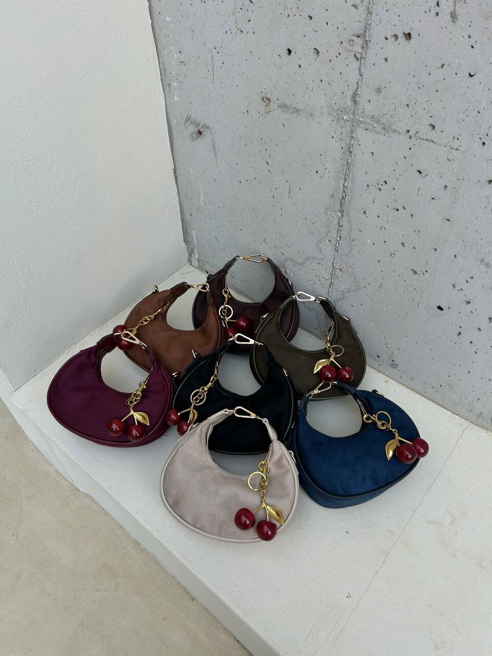 BEJ SÜET EL ÇANTASI KİRAZ CHARM DAHİL